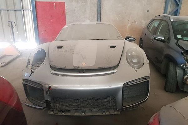 Xót xa Porsche 911 GT2 RS 20 tỷ bị bỏ xó sau tai nạn
