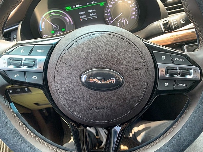 Hình ảnh thực tế logo Kia mới - lạ mắt và khó nhìn