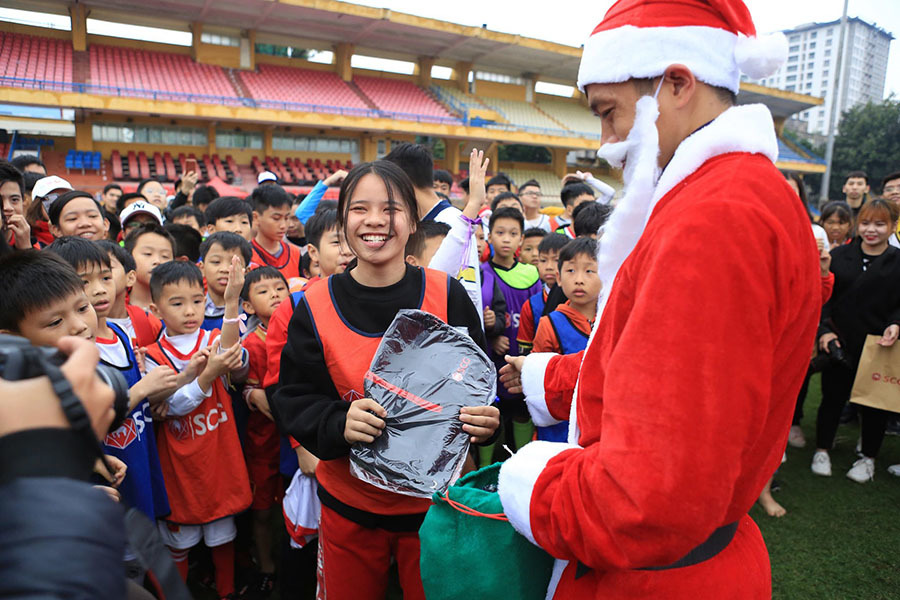 Sao Hà Nội hoá ông già Noel giúp fan nhí vui hết cỡ