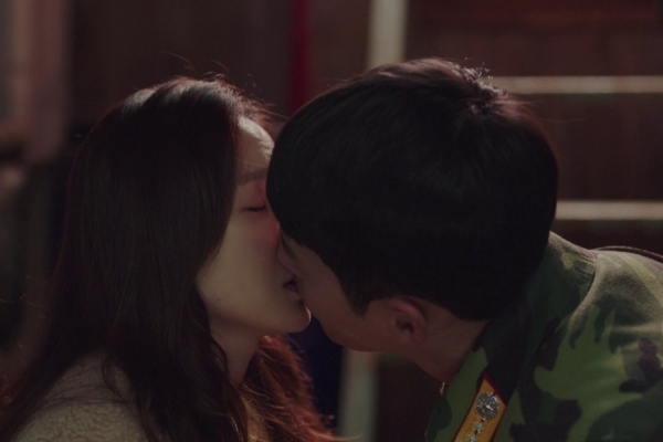 Phản ứng khán giả trước nụ hôn bất ngờ của Son Ye Jin và Hyun Bin