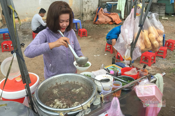 Người Sài Gòn dậy từ mờ sáng, đi chục km để ăn món đặc biệt