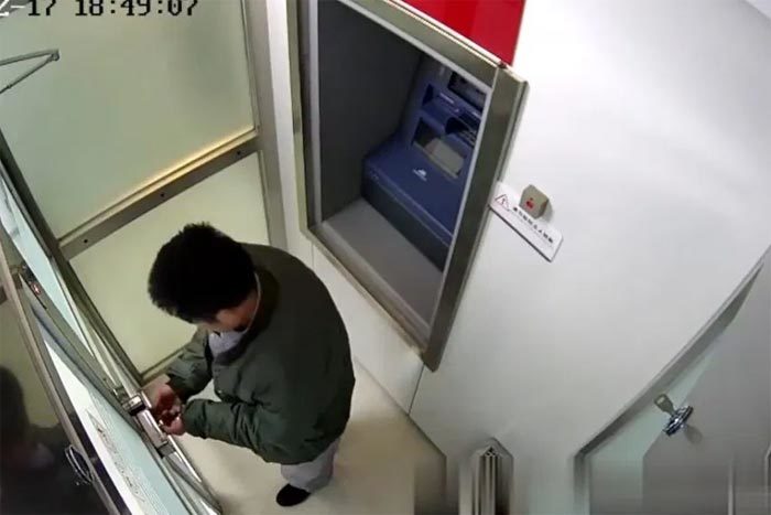 Kẻ trộm cây ATM hoảng loạn