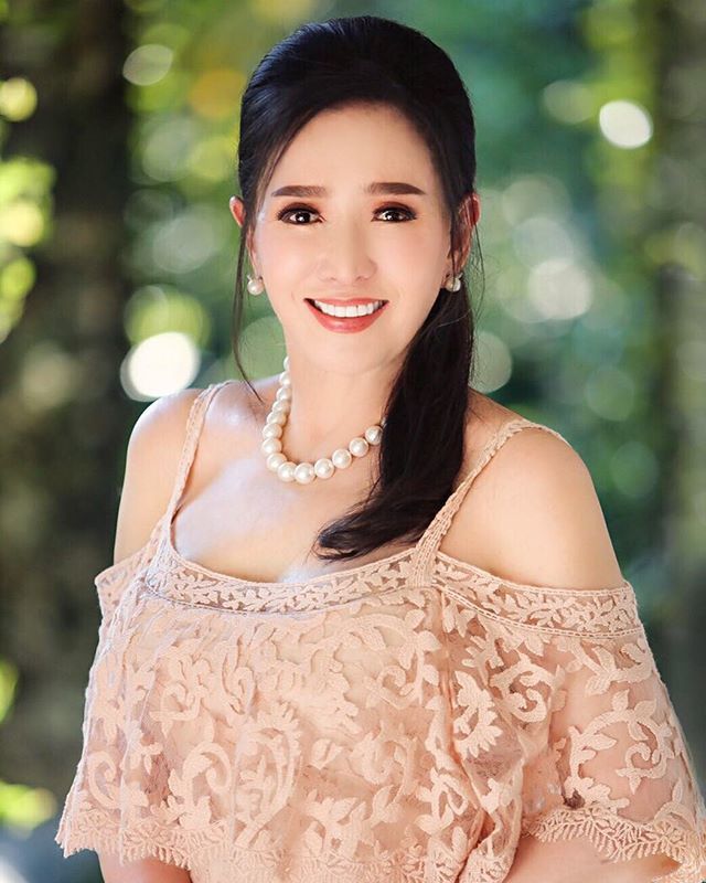 Nhan sắc trẻ trung khó tin ở tuổi 72 của Hoa hậu Hoàn vũ Thái Lan đầu tiên