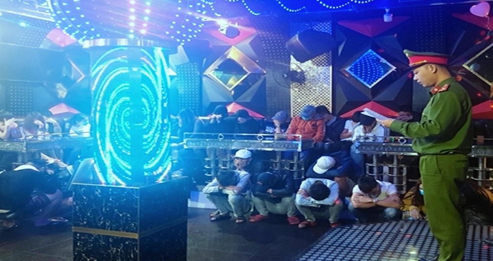 Đột kích karaoke Luxury ở Quảng Nam, 58 nam nữ đang phê ma túy