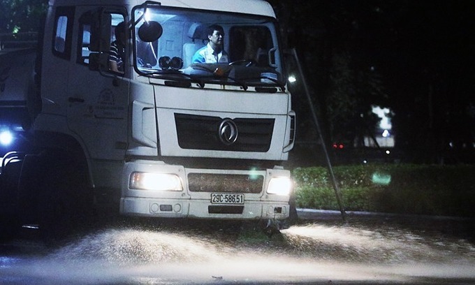 Hanoi resumes use of water trucks to wash away dust