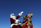 'Ông già Noel' cưỡi lạc đà tặng quà Giáng sinh