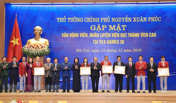 PM Phuc honours athletes, coaches in Hanoi meeting