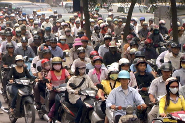 Phát thải từ xe chạy xăng tước đi quyền hít thở sạch của người dân