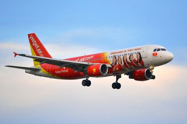 Tia lazer cực mạnh chiếu vào buồng lái máy bay hạ cánh xuống Nội Bài