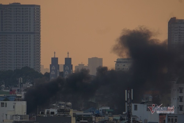 Cháy lớn căn nhà mặt tiền kinh doanh điện tử ở Sài Gòn