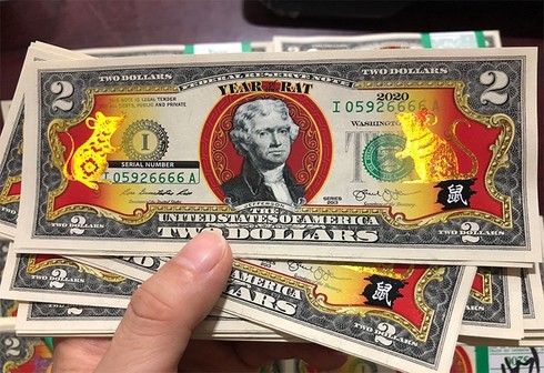 Tiền 2 USD hình chuột - một trong những loại tiền lạ và thú vị nhất trong bộ sưu tập của bạn. Hãy xem ngay hình ảnh Tiền 2 USD hình chuột để chiêm ngưỡng thiết kế độc đáo và sự thu hút của chiếc tiền này nhé!