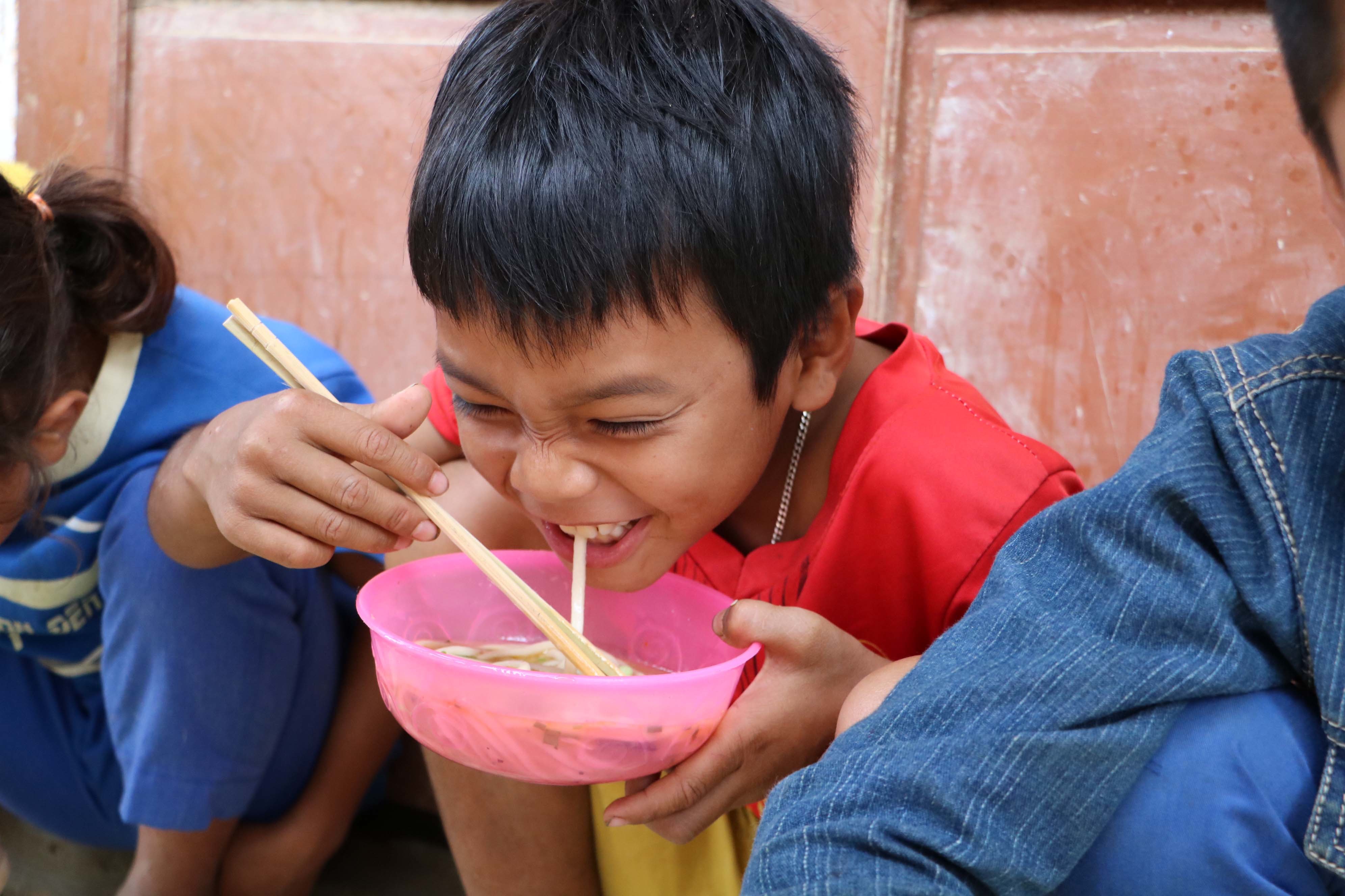 Thầy giáo dành cả thanh xuân ‘làm đường, làm nhà, làm sân trường’ cho trò