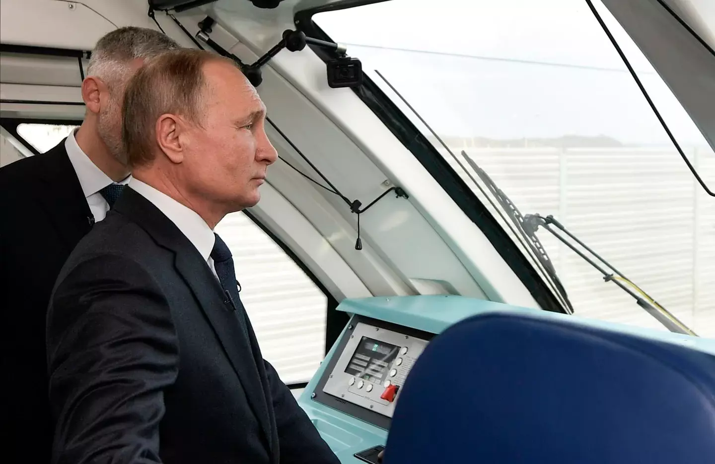 Hình ảnh Putin làm hành khách tàu hỏa đầu tiên băng qua cầu Crưm