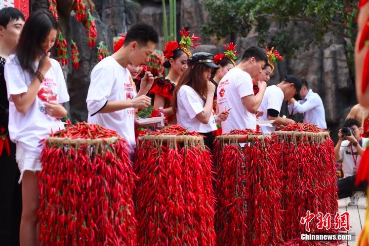 Xem nam thanh, nữ tú đua nhau ăn ớt để lập kỷ lục