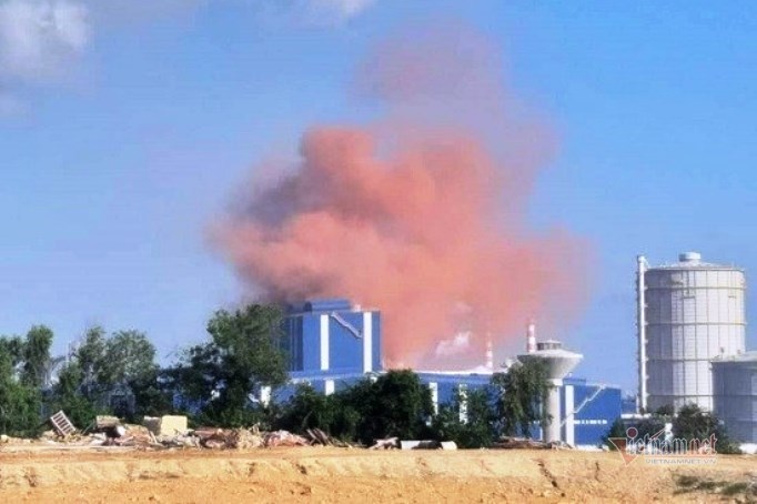 Cột khói màu hồng bất thường bay ra từ nhà máy Thép Hòa Phát Dung Quất