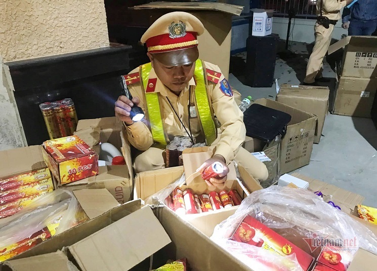 Tài xế xe tải dùng loa thùng ngụy trang để chở rượu, pháo Trung Quốc