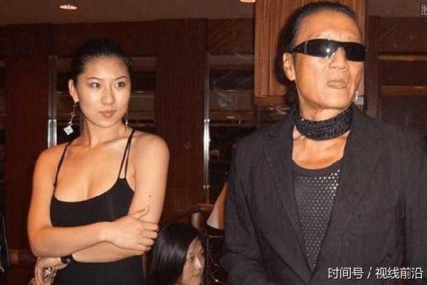 Tài tử Tạ Hiền tái hợp bạn gái kém 49 tuổi