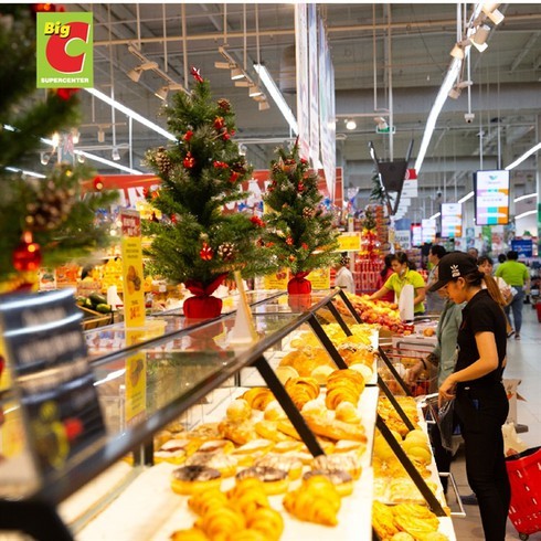 Christmas brings joy to shoppers, retailers alike