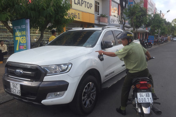 Gã đàn ông ngông cuồng chém hàng loạt ô tô đậu trên phố