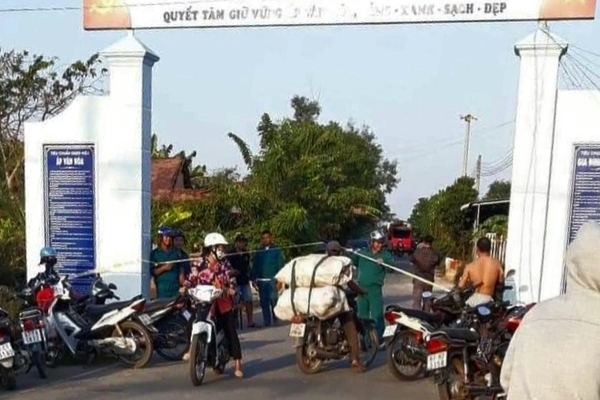 Xế hộp bay từ phà xuống sông, người đàn ông chết kẹt trong xe