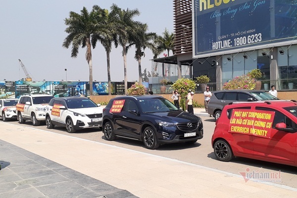 Không có chỗ đỗ xe, dân chung cư 5 sao đem ô tô diễu hành khắp phố