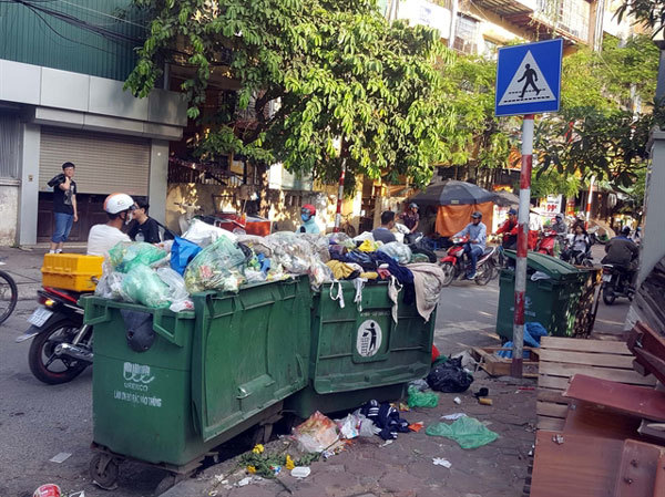 Residents block lorries transporting rubbish to Nam Son rubbish dump