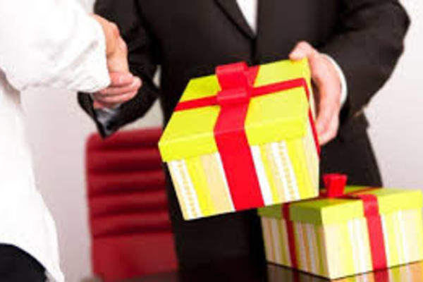 Chủ tịch Hà Nội cấm cán bộ biếu, tặng quà Tết cho cấp trên