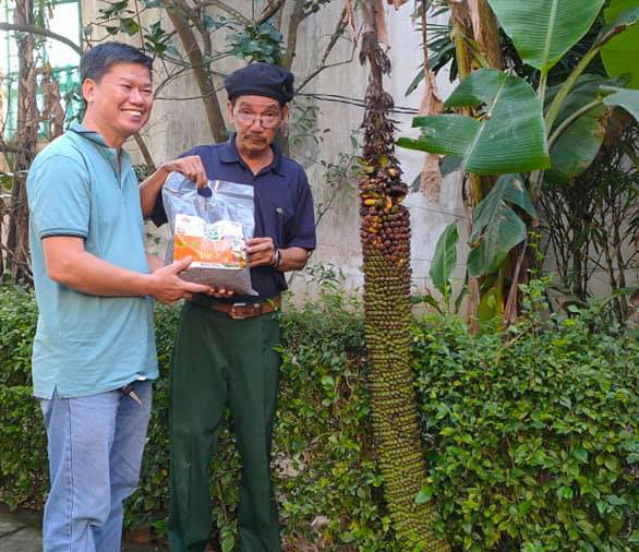 TP. Huế: Xôn xao cả vùng về buồng chuối lạ có tận 200 nải, dài 2m