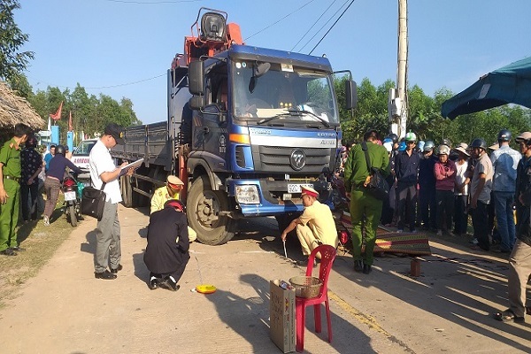 Bị xe tải kéo lê 15m, thanh niên tử vong trên đường đi đón mẹ