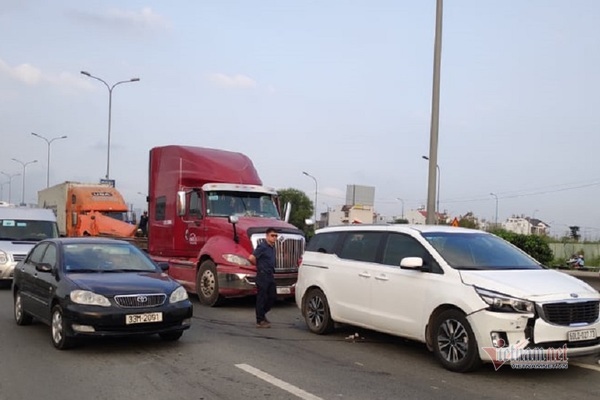 Tông liên hoàn xe container ngáng cao tốc, cửa ngõ Đông Sài Gòn kẹt cứng