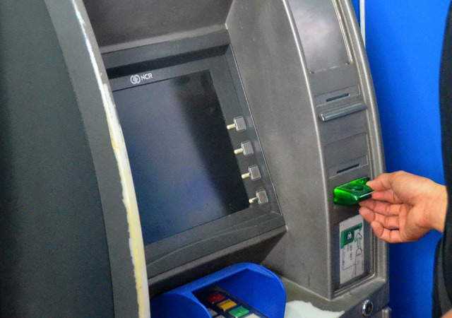 Lạ đời, cả huyện không có máy ATM nhưng buộc cán bộ nhận lương qua thẻ