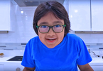 Kiếm 600 tỷ/năm, cậu bé 8 tuổi trở thành YouTuber thu nhập cao nhất thế giới