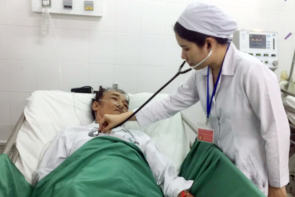 Người đàn ông bị xuất huyết tiêu hoá dưới ồ ạt được cứu sống ngoạn mục