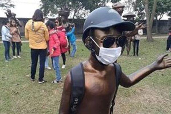 Phản cảm đeo khẩu trang, kính đen cho tượng ở đền thờ Trạng trình Nguyễn Bỉnh Khiêm