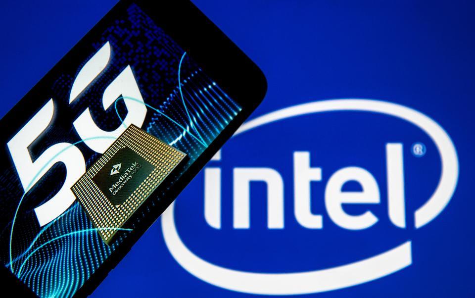 Vì sao 2 đối thủ Intel và MediaTek hợp tác sản xuất chip laptop 5G?