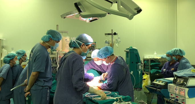Liver and kidney transplant operation for Laotian patient performed in Hanoi
