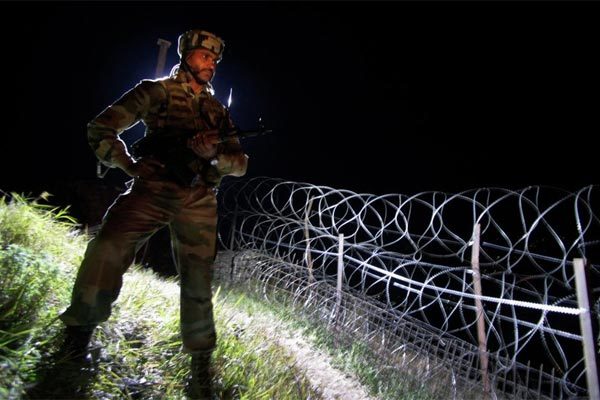 Lính Ấn Độ, Pakistan đọ súng dữ dội ở biên giới, 6 người chết