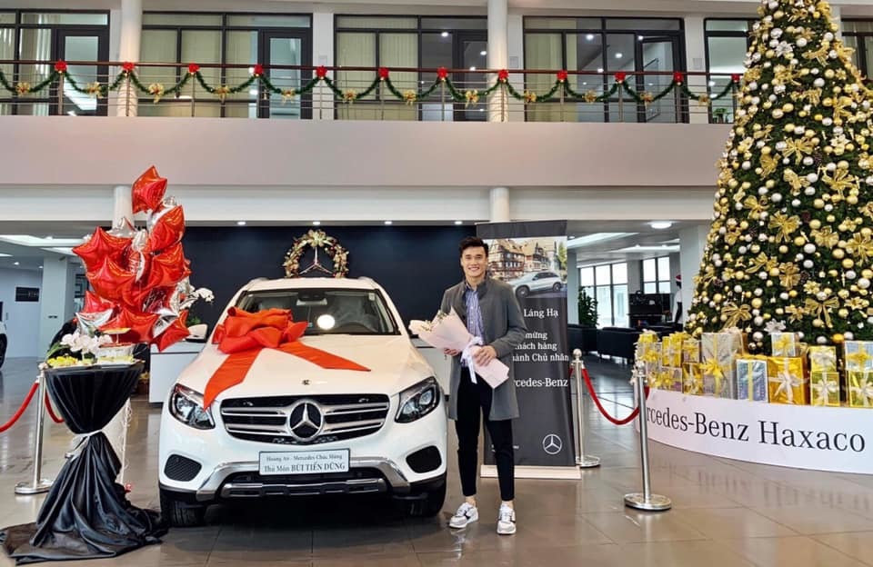 Thủ môn Bùi Tiến Dũng 'rước' Mercedes-Benz GLC tiền tỷ về nhà