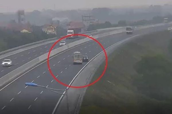 Tài xế lùi ô tô trên cao tốc Hà Nội - Hải Phòng bị phạt 1 triệu