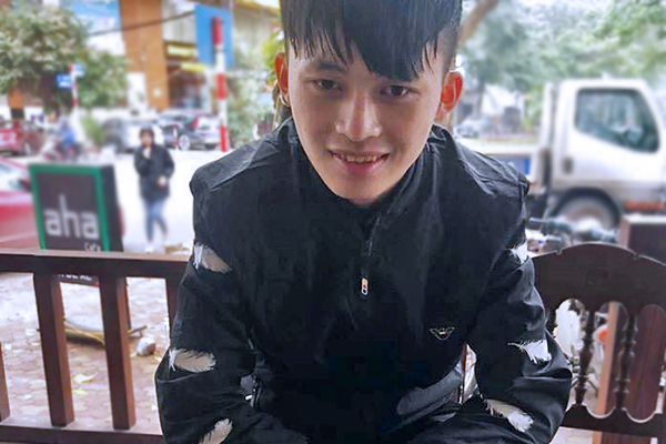 Chàng trai người H'Mông đứng dưới mưa đợi trả ví cho người mất