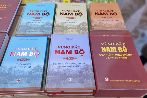Sách Quốc gia 2019: Bộ sách đồ sộ của cố GS Phan Huy Lê được vinh danh