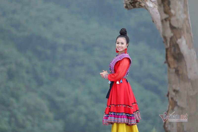 Lương Hải Yến suýt ngã khi trèo núi quay MV