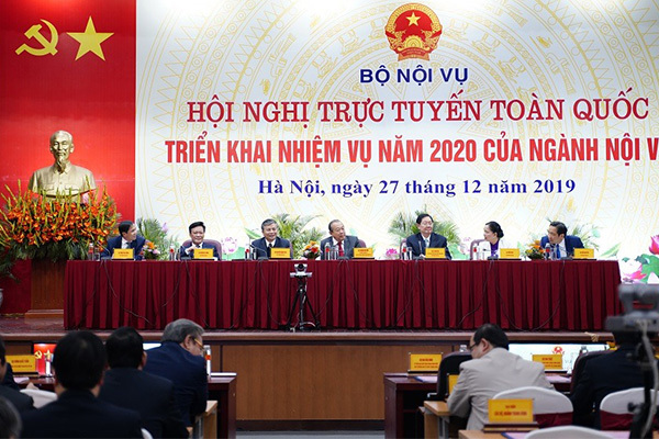 Nghe VietNamNet: Sáp nhập huyện xã: Cán bộ dôi dư hưởng 3 tháng lương/năm nghỉ hưu trước tuổi