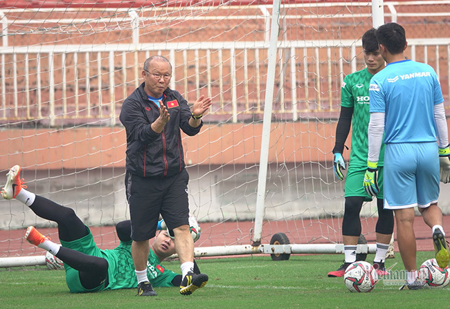 U23 Việt Nam trước ngày lên đường: Thầy Park phát cáu với thủ môn