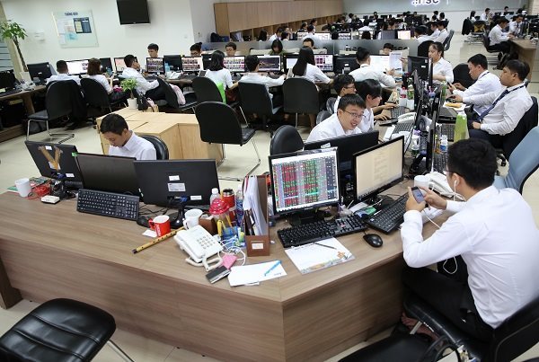 When will Vietnam have the Vietnam Stock Exchange?