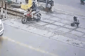 Nữ nhân viên gác chắn bị ô tô tông gãy chân khi đang làm việc