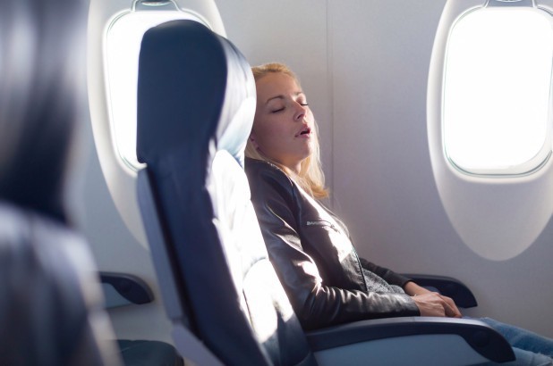 Tại sao hành khách không nên ngủ khi máy bay cất cánh và hạ cánh