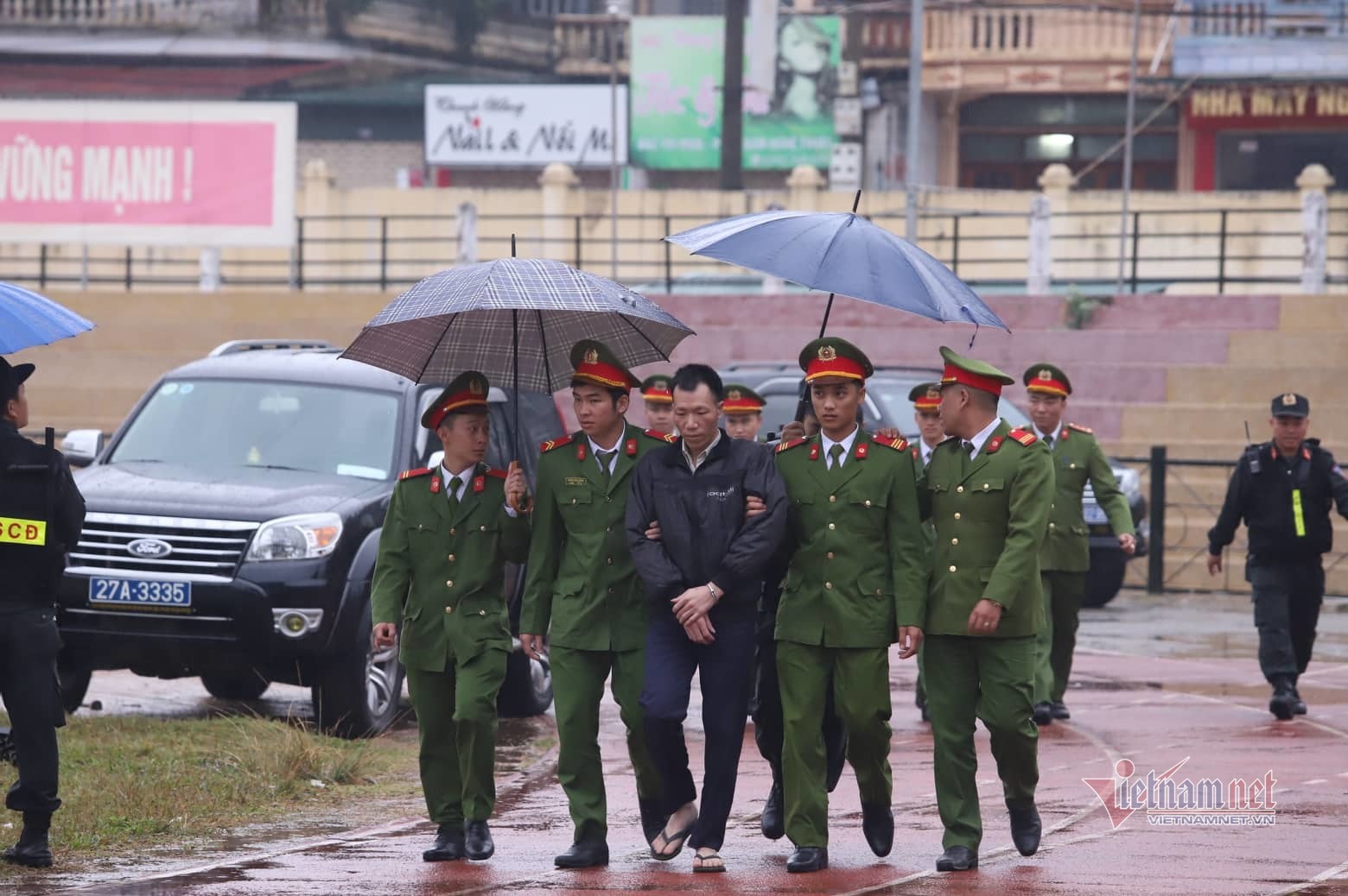 Gia đình đội mưa mang di ảnh nữ sinh Cao Mỹ Duyên đến nghe tuyên án