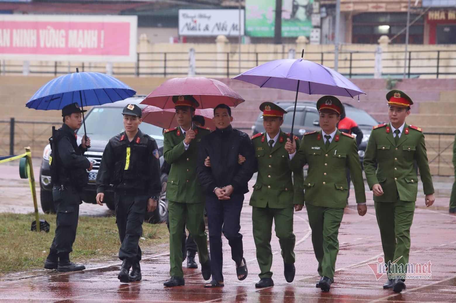 Gia đình đội mưa mang di ảnh nữ sinh Cao Mỹ Duyên đến nghe tuyên án