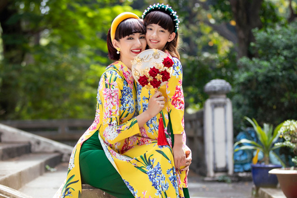 Hoa hậu Ngọc Diễm diện áo dài xuân cùng con gái